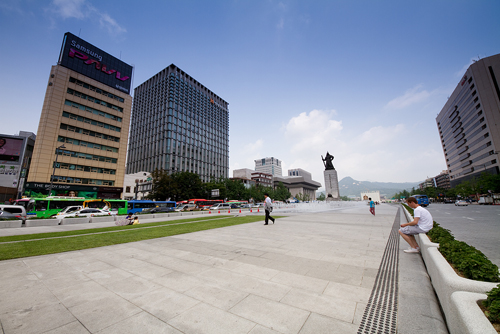 N이나/나³ Sử dụng khi người nói nghĩ rằng số lượng hoặc mức độ nào đó là nhiều.