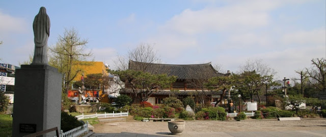 N에 따라 Được gắn vào danh từ để chỉ ra rằng nó trở thành tiêu chuẩn cho vế sau.