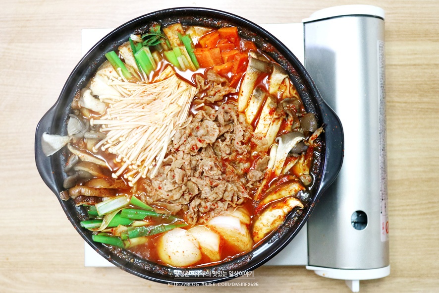 N마다¹ Diễn tả một việc nào đó được lặp đi lặp lại theo chu kì thời gian.