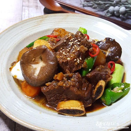 Món ăn bổ dưỡng giàu chất đạm sườn bò kho ‘Galbichim’ ‘소갈비찜’