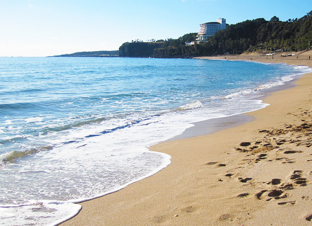 Bãi biển Jungmun Saekdal (중문·색달 해변) ở thành phố Seogwipo, tỉnh Jeju (제주특별자치도 서귀포시)