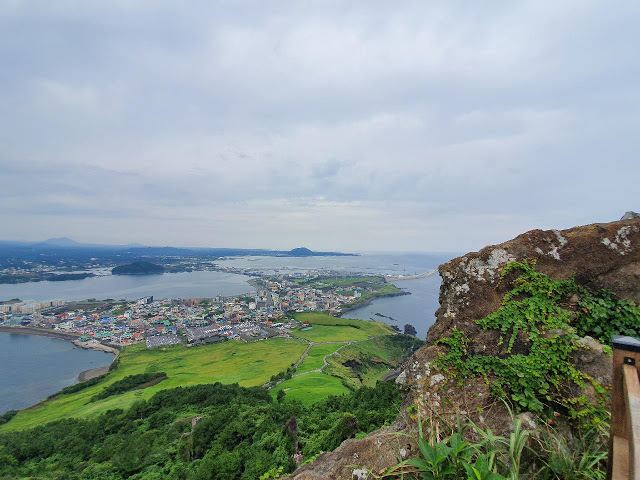 Đen, trắng, xanh da trời, xanh lá cây – Sắc màu biển đảo Jeju (제주도)