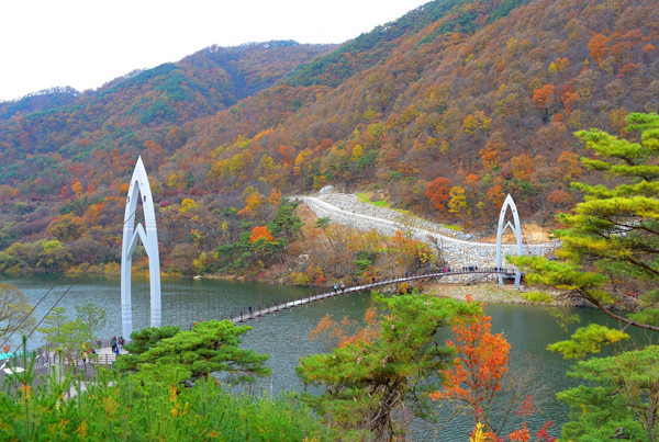 Mùa thu trên hồ Kwesan (괴산호), núi Dobongsan (도봉산) quận Kwesan, tỉnh Chungcheongbukdo (충청북도 괴산군)