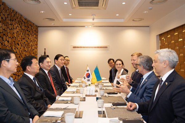 Nhóm nghị sĩ Ukraine thăm Hàn Quốc, thảo luận dự án hợp tác tái thiết