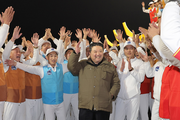 Chủ tịch Kim Jong-un khích lệ tinh thần các kỹ sư dự án phóng vệ tinh trinh sát quân sự