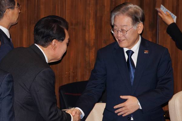 Tổng thống Yoon Suk-yeol lần đầu trò chuyện với Chủ tịch đảng đối lập