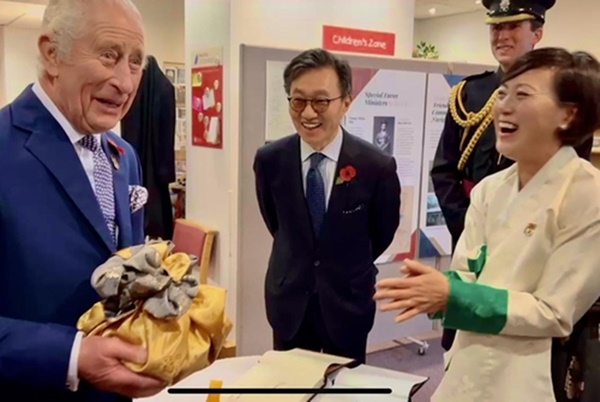 Vua Charles III thăm khu phố người Hàn trước thềm chuyến thăm Anh của Tổng thống Yoon Suk-yeol
