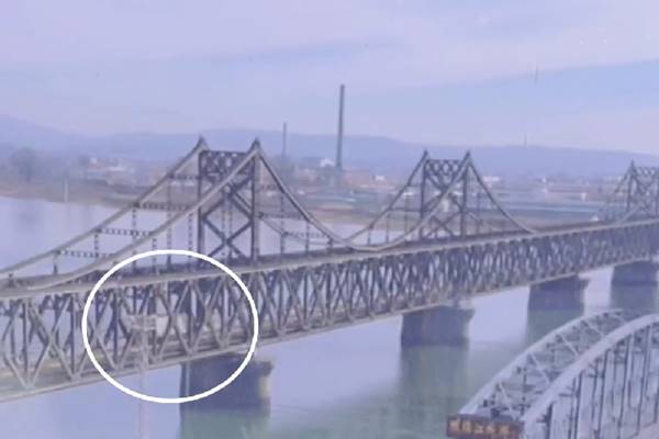 Xe tải chở hàng hóa qua biên giới Trung Quốc-Triều Tiên hoạt động trở lại sau gần 4 năm