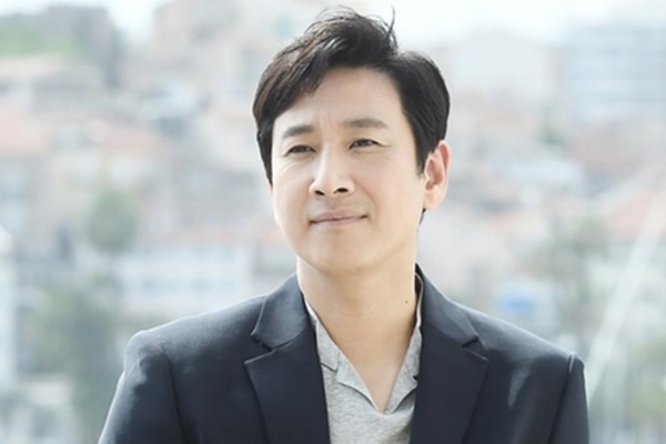 Nam diễn viên Lee Sun-kyun (이선균) được phát hiện tử vong trong xe ô tô riêng