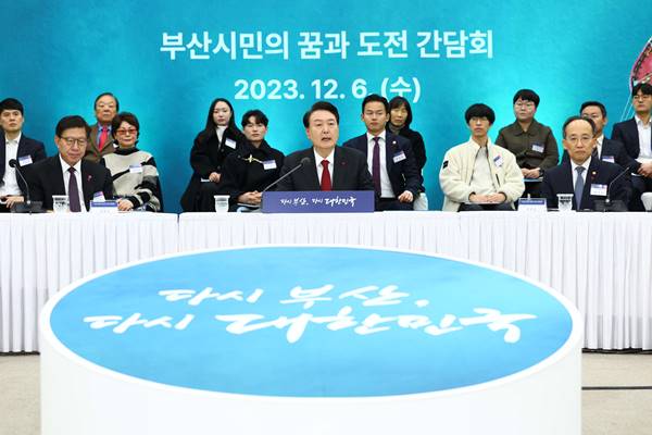 Tổng thống Yoon Suk-yeol cam kết xây dựng sân bay mới trên đảo Gadeok ở Busan